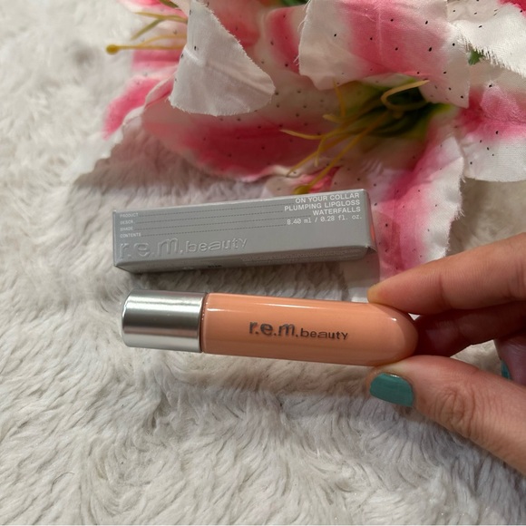 R.E.M. Beauty - On Your Collar Plumping Lip Gloss - Peach ‘Waterfalls’ - Picture 1 of 5